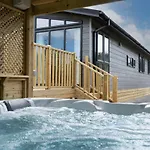 Hollicarrs - Lilypad Lodge