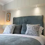 Lodge Hollicarrs - Lilypad *