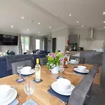 Hollicarrs - Lilypad Lodge *