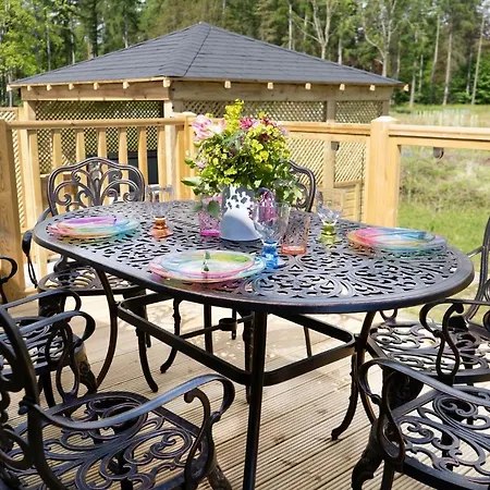 Lodge Hollicarrs - Lilypad