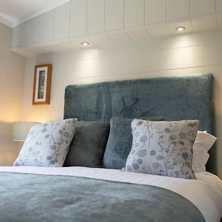 Lodge Hollicarrs - Lilypad *