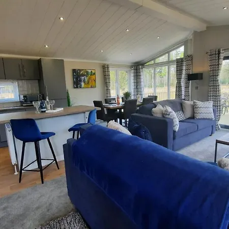 Hollicarrs - Lilypad Lodge